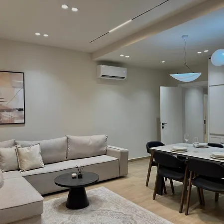 Coastal Luxe Retreat דירה