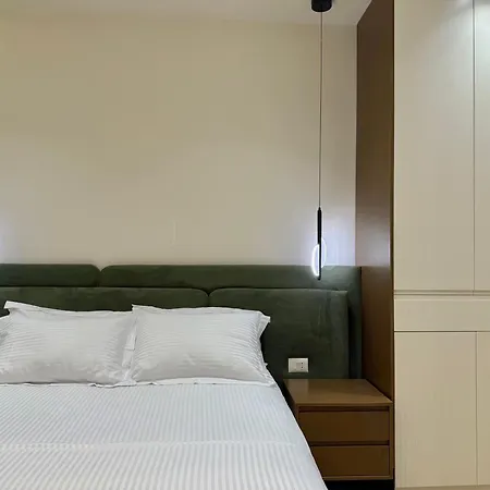Coastal Luxe Retreat דירה