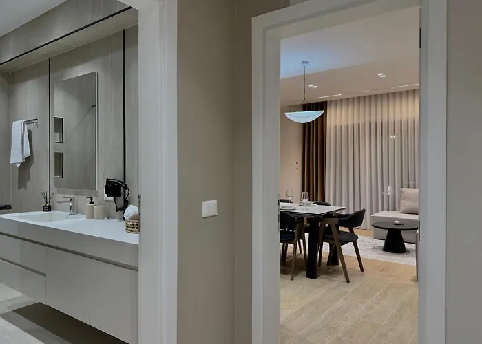 Daire Coastal Luxe Retreat