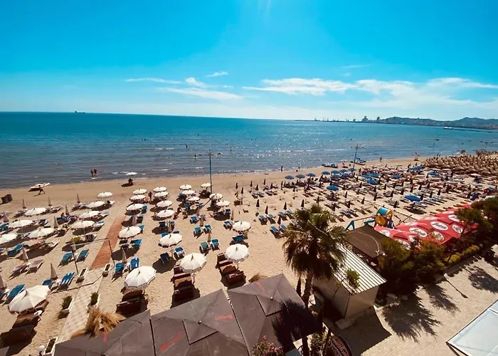 Coastal Luxe Retreat アパート *